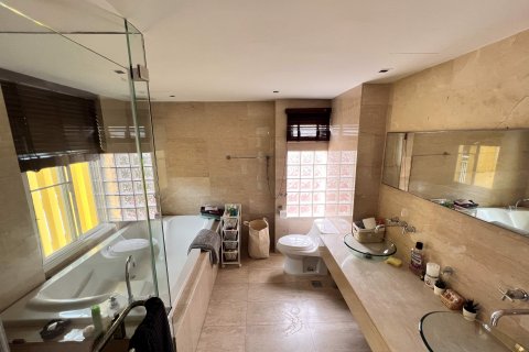 Condominio de 4 dormitorios en Khlong Toei, Bangkok, Tailandia № 79326 - foto 23