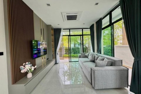 Casa de 4 dormitorios en Samut Prakan, Tailandia № 132729 - foto 7