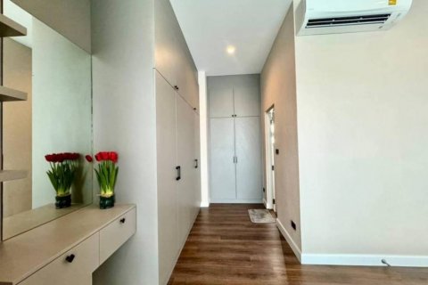Casa de 4 dormitorios en Samut Prakan, Tailandia № 132729 - foto 3