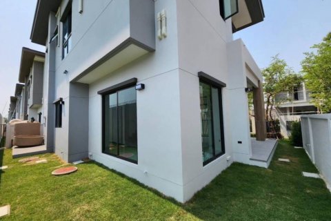 Casa de 4 dormitorios en Samut Prakan, Tailandia № 132729 - foto 9