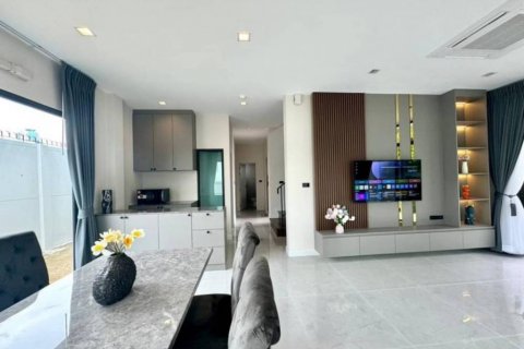 Casa de 4 dormitorios en Samut Prakan, Tailandia № 132729 - foto 4