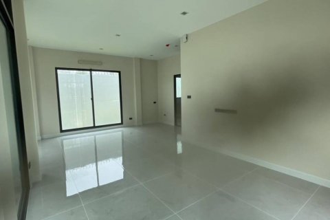 Casa de 4 dormitorios en Samut Prakan, Tailandia № 132729 - foto 2