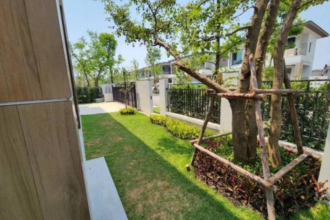 Casa de 4 dormitorios en Samut Prakan, Tailandia № 132729 - foto 10
