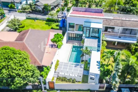 Casa de 3 dormitorios en Nai Harn Beach, Tailandia № 131850