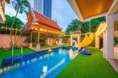 Chalet de 3 dormitorios en Pattaya, Tailandia № 101658