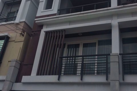 Casa de 3 dormitorios en Huai Khwang, Bangkok, Tailandia № 100892 - foto 12