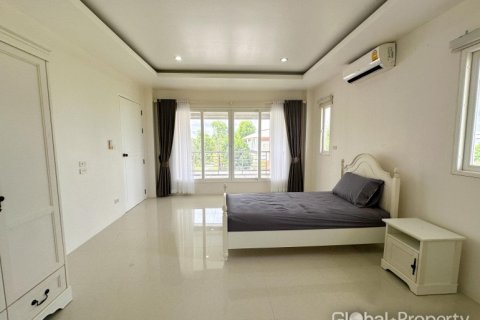 Casa de 4 dormitorios en Pattaya, Tailandia № 119573 - foto 21