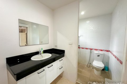 Casa de 4 dormitorios en Pattaya, Tailandia № 119573 - foto 17