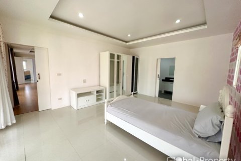 Casa de 4 dormitorios en Pattaya, Tailandia № 119573 - foto 23