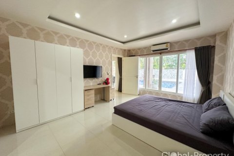 Casa de 4 dormitorios en Pattaya, Tailandia № 119573 - foto 18