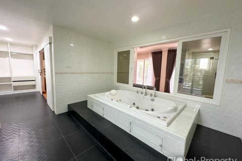 Casa de 4 dormitorios en Pattaya, Tailandia № 119573 - foto 25