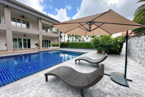 Casa de 4 dormitorios en Pattaya, Tailandia № 119573 - foto 3
