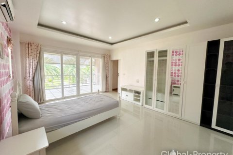 Casa de 4 dormitorios en Pattaya, Tailandia № 119573 - foto 24