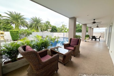 Casa de 4 dormitorios en Pattaya, Tailandia № 119573 - foto 9