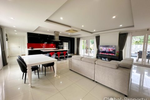 Casa de 4 dormitorios en Pattaya, Tailandia № 119573 - foto 15