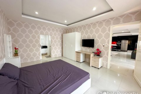 Casa de 4 dormitorios en Pattaya, Tailandia № 119573 - foto 19