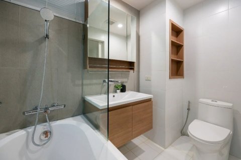 Condominio de 2 dormitorios en Khlong Toei, Bangkok, Tailandia № 123947 - foto 16