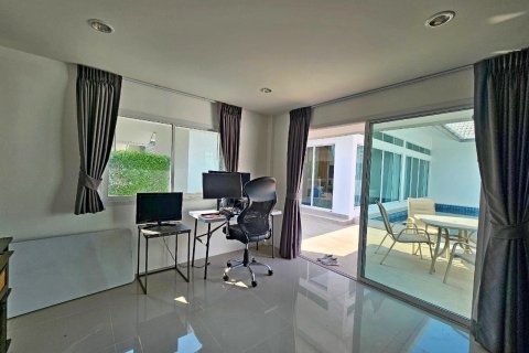 Casa de 3 dormitorios en Pattaya, Tailandia № 107997 - foto 30
