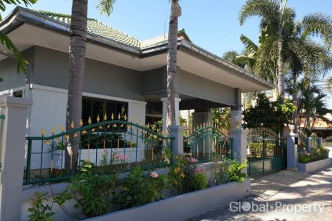 Casa de 3 dormitorios en Pattaya, Tailandia № 100780 - foto 3