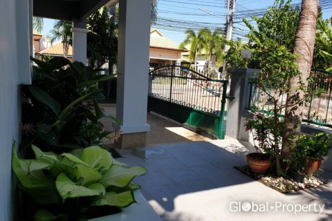 Casa de 3 dormitorios en Pattaya, Tailandia № 100780 - foto 17