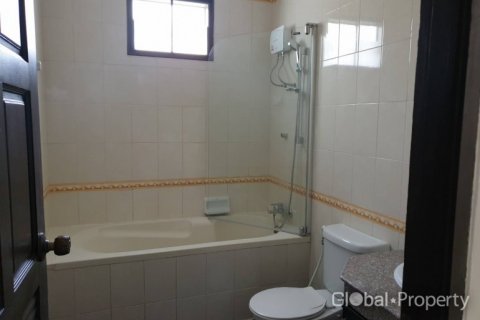 Casa de 3 dormitorios en Pattaya, Tailandia № 100780 - foto 12