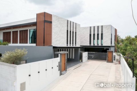 Casa de 5 dormitorios en Pattaya, Tailandia № 100779 - foto 4