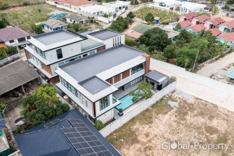 Casa de 5 dormitorios en Pattaya, Tailandia № 100779 - foto 2