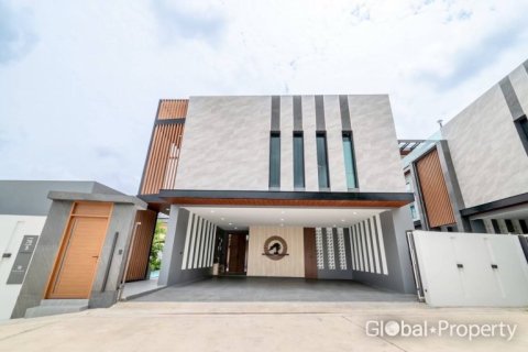 Casa de 5 dormitorios en Pattaya, Tailandia № 100779 - foto 5
