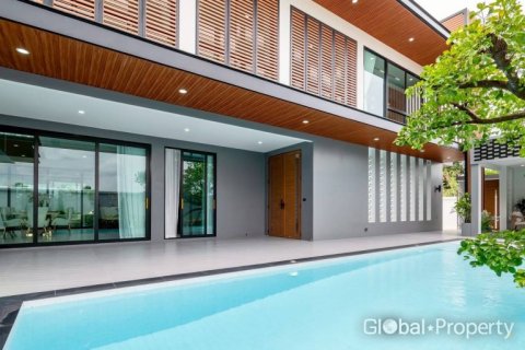 Casa de 5 dormitorios en Pattaya, Tailandia № 100779 - foto 14