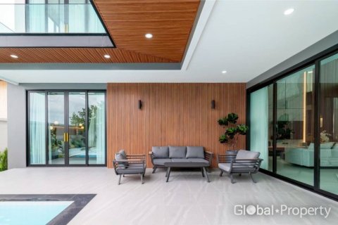 Casa de 5 dormitorios en Pattaya, Tailandia № 100779 - foto 15