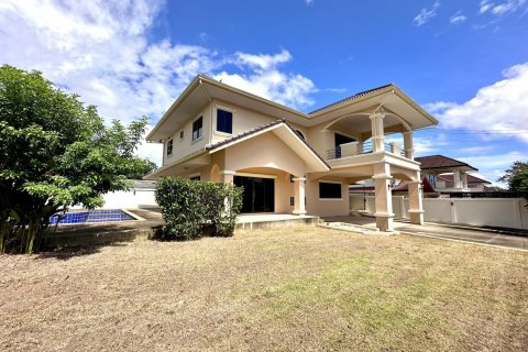 Casa de 5 dormitorios en Pattaya, Tailandia № 130214