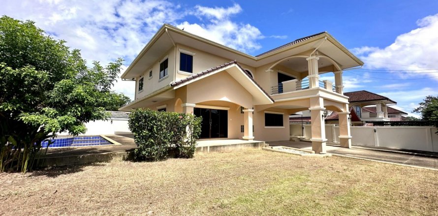 Casa de 5 dormitorios en Pattaya, Tailandia № 130214