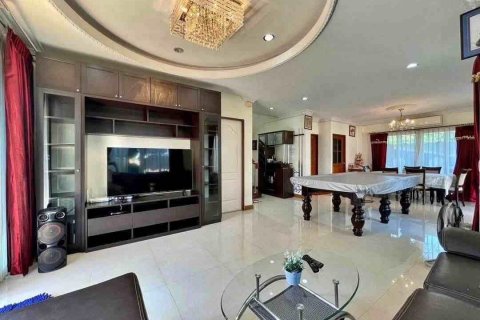 Casa de 4 dormitorios en Pattaya, Tailandia № 130216 - foto 12