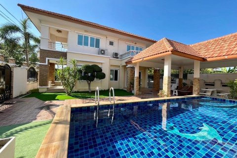 Casa de 4 dormitorios en Pattaya, Tailandia № 130216 - foto 2