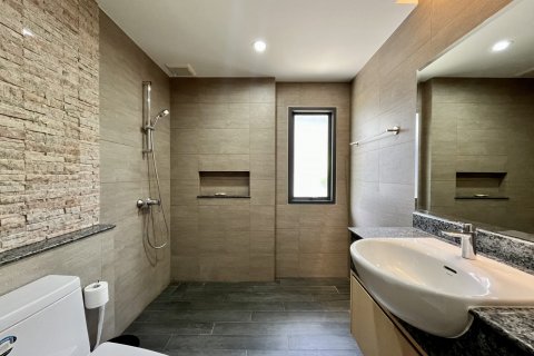 Casa de 3 dormitorios en Bang Lamung, Tailandia № 130213 - foto 11