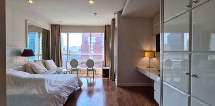 Studio in the Condo in Bangkok, Thailand in The Address Chidlom № 77295