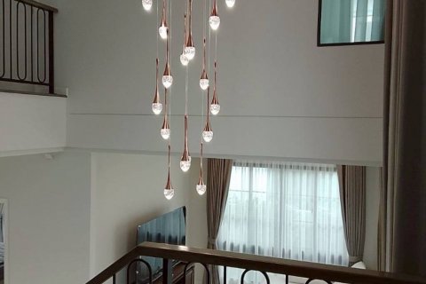 Casa de 4 dormitorios en Samut Prakan, Tailandia № 132630 - foto 8