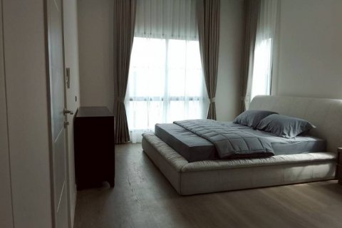 Casa de 4 dormitorios en Samut Prakan, Tailandia № 132630 - foto 10