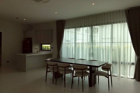 Casa de 4 dormitorios en Samut Prakan, Tailandia № 132630 - foto 6