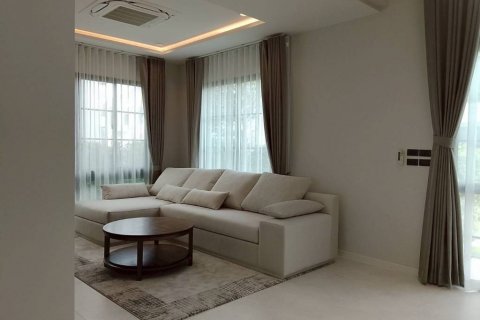 Casa de 4 dormitorios en Samut Prakan, Tailandia № 132630 - foto 4