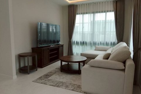 Casa de 4 dormitorios en Samut Prakan, Tailandia № 132630 - foto 3