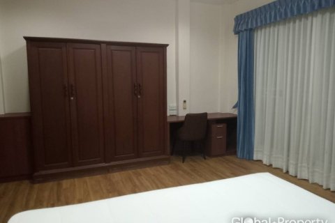 Casa de 4 dormitorios en Pattaya, Tailandia № 81874 - foto 16