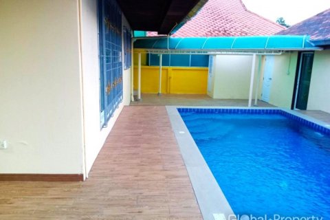 Casa de 4 dormitorios en Pattaya, Tailandia № 81874 - foto 2