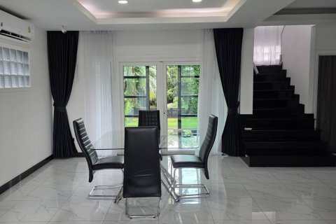 Chalet de 3 dormitorios en Pattaya, Tailandia № 130461 - foto 9