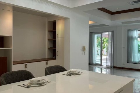 Chalet de 5 dormitorios en Pattaya, Tailandia № 130457 - foto 21