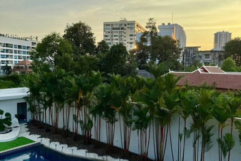 Chalet de 5 dormitorios en Pattaya, Tailandia № 130457 - foto 11