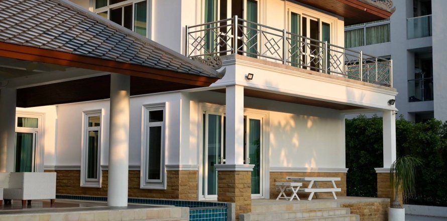 Chalet de 5 dormitorios en Pattaya, Tailandia № 130457