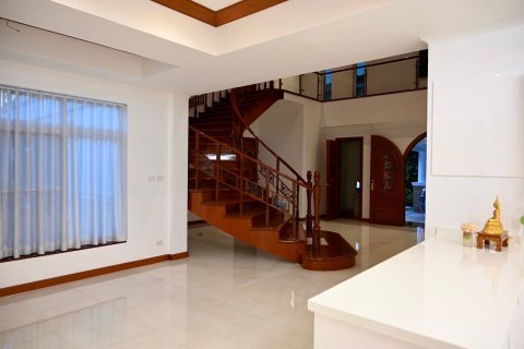 Chalet de 5 dormitorios en Pattaya, Tailandia № 130457 - foto 17