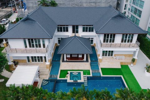Chalet de 5 dormitorios en Pattaya, Tailandia № 130457 - foto 2