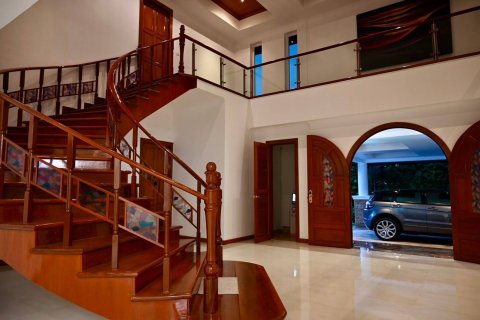 Chalet de 5 dormitorios en Pattaya, Tailandia № 130457 - foto 16